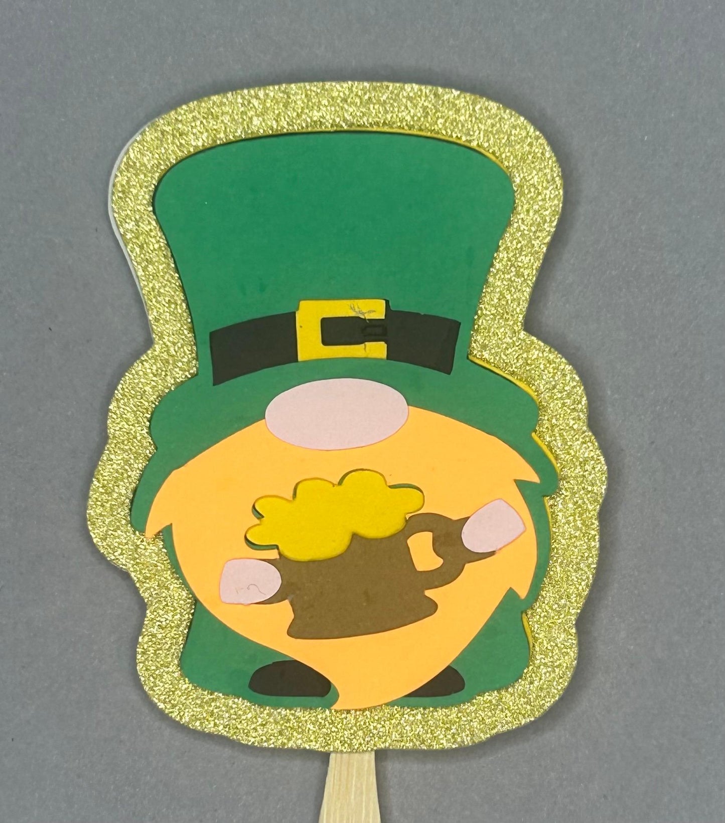 St. Patrick’s Day themed Cupcake Toppers. Easy decorations for the party cupcakes of muffins for the office.  Bake, frost, add a topper.